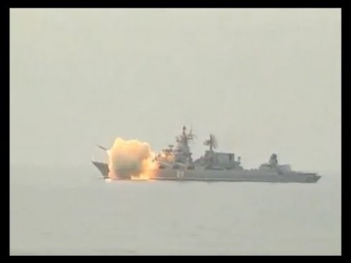 Tuần dương hạm Varyag 011 bắn tên lửa trong một cuộc tập trận